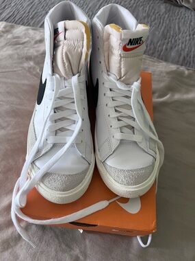 Nike Blazer Mid ‘77 size 8 women’s EUC